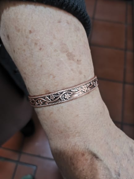"Lo indosso sempre, materiale ottimo ed è regolabile. Mi fido di questo sito compro spesso questi bracciali come regali"